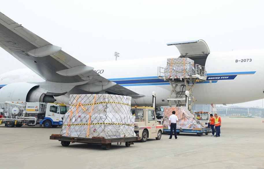 van chuyen cac loai hang hoa de hu hong Cảng Hàng Không Là Gì? Tầm Quan Trọng Của Cảng Hàng Không Trong Vận Chuyển 3 Vận chuyển các loại hàng hóa dễ hư hỏng, thời gian sử dụng nhanh