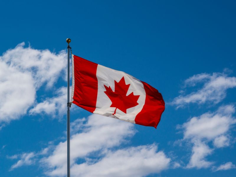 Cờ của nước Canada là gì?