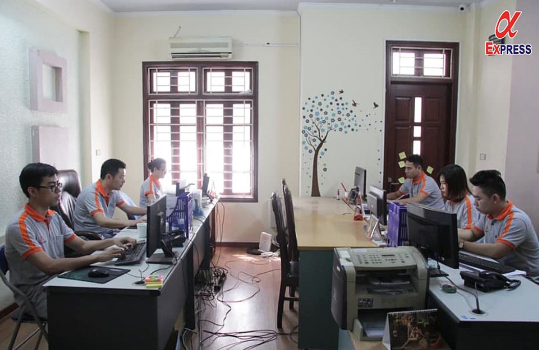 nhan vien tu van nhiet tinh Gửi Bưu Phẩm Đi Mỹ Nên Chọn Đơn Vị Vận Chuyển Nào Uy Tín? 4 Đội ngũ nhân viên tư vấn dịch vụ gửi bưu phẩm đi Mỹ chuyên nghiệp